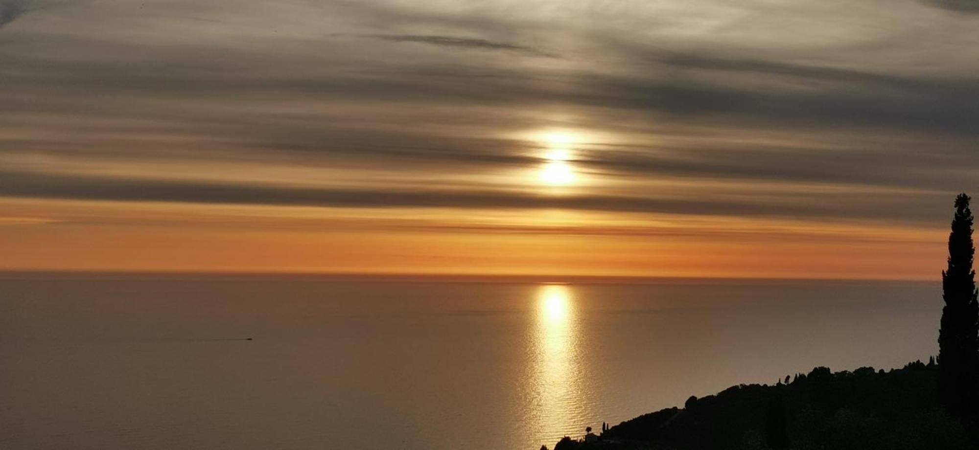 Horizon Blue Ano Garouna